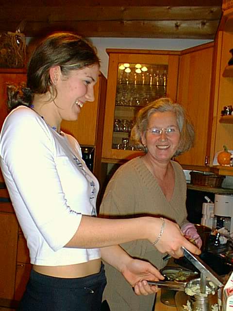 Mutter und Tochter beim Kochen
